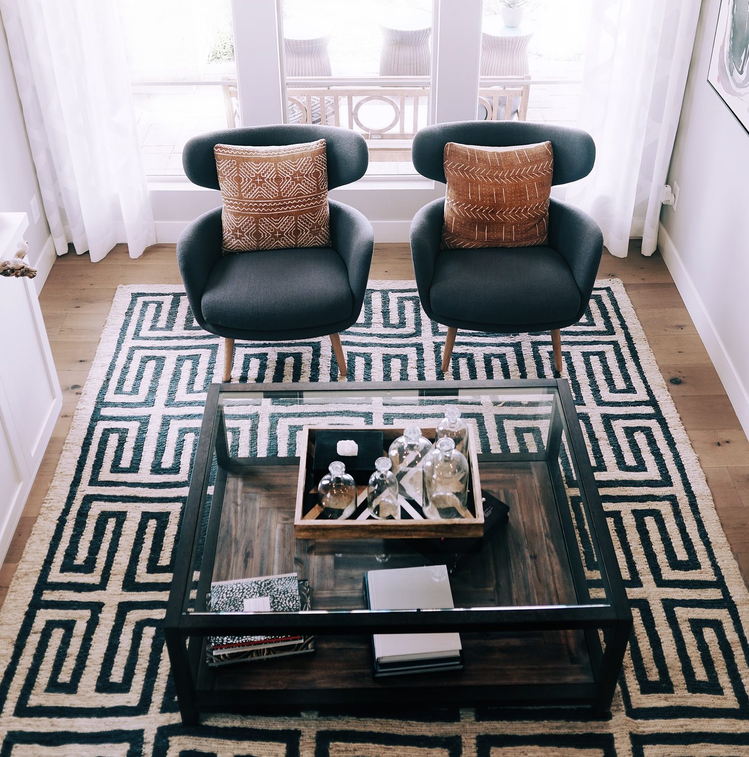 Patterned rug in a clean modern living room